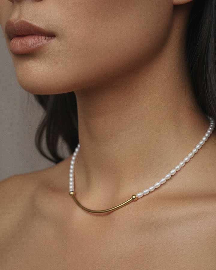 CLARA Arch Necklace