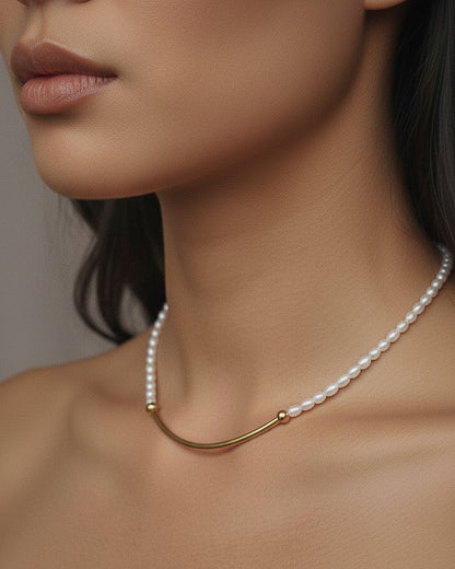 CLARA Arch Necklace